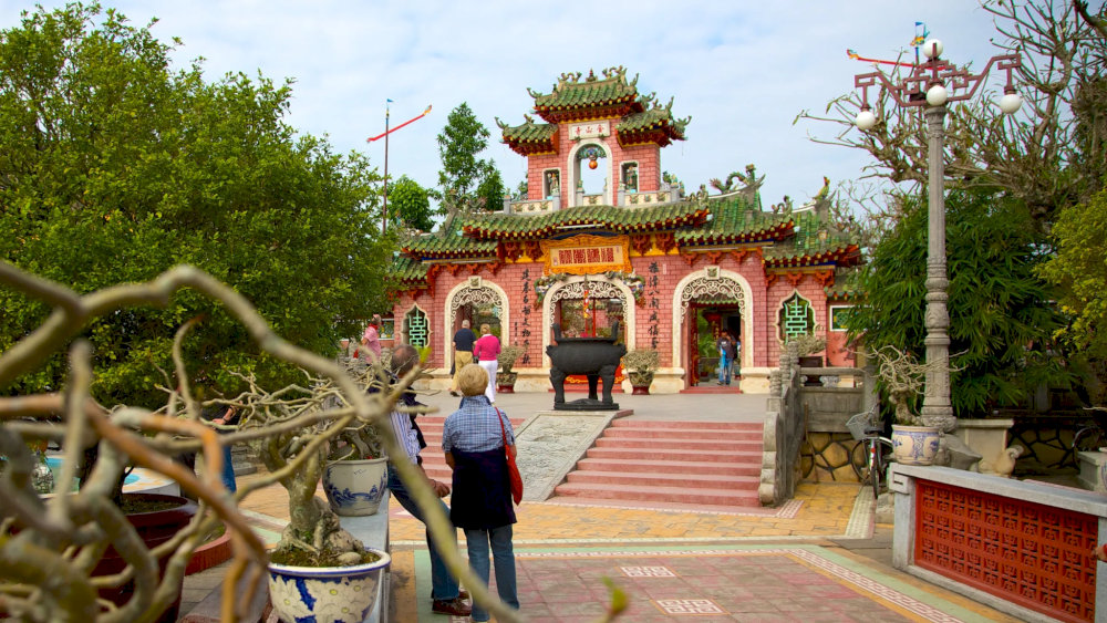 The peaceful atmosphere at Quan Cong Temple